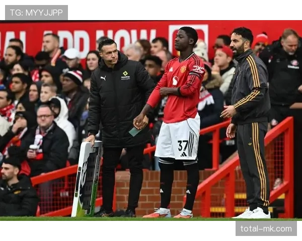 曼联关键比赛抗压能力不足，对赛季争冠形势产生持续影响